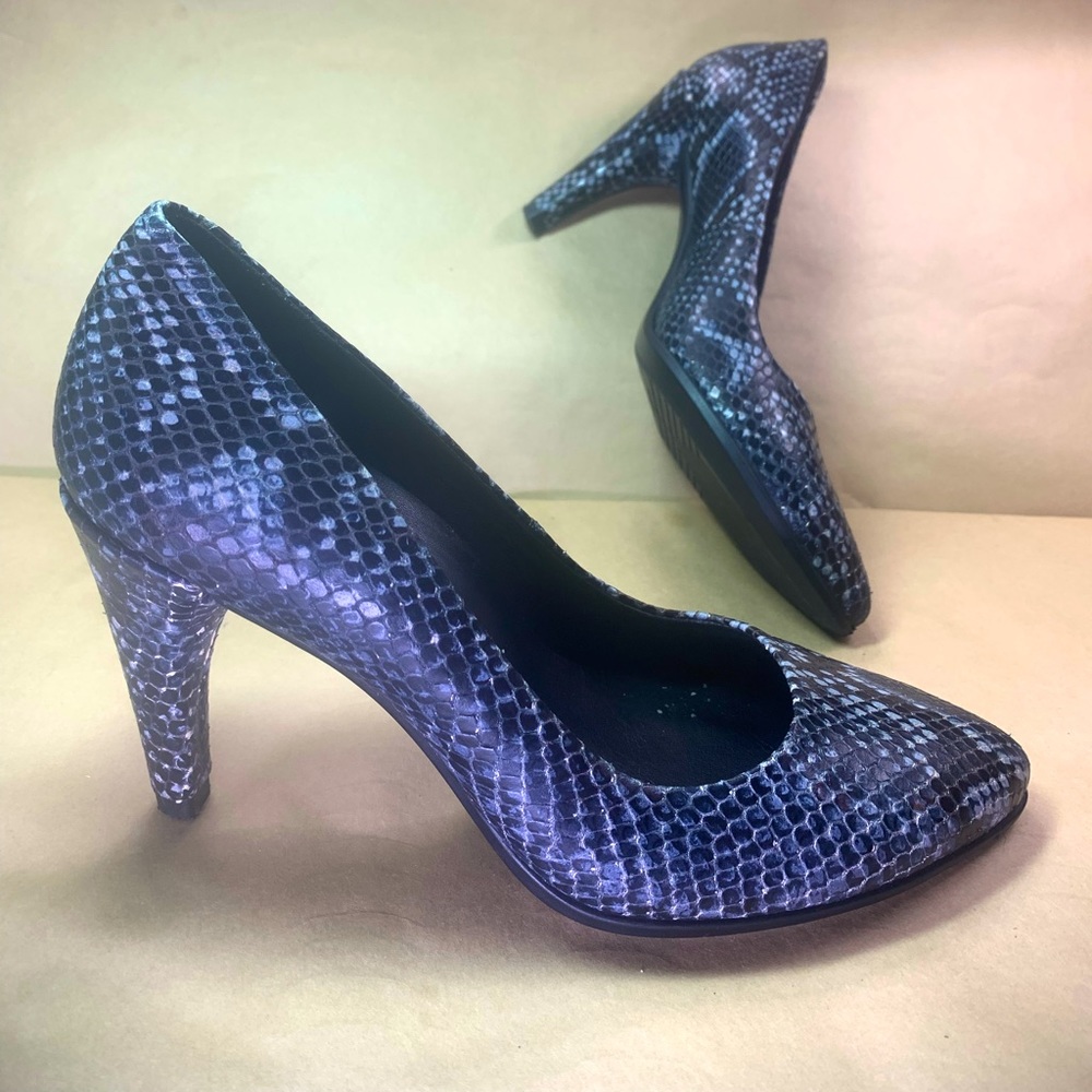 ECCO snakeskin navy and black Leather Shape 75 Stiletto 3” heel pump size 35 4.5